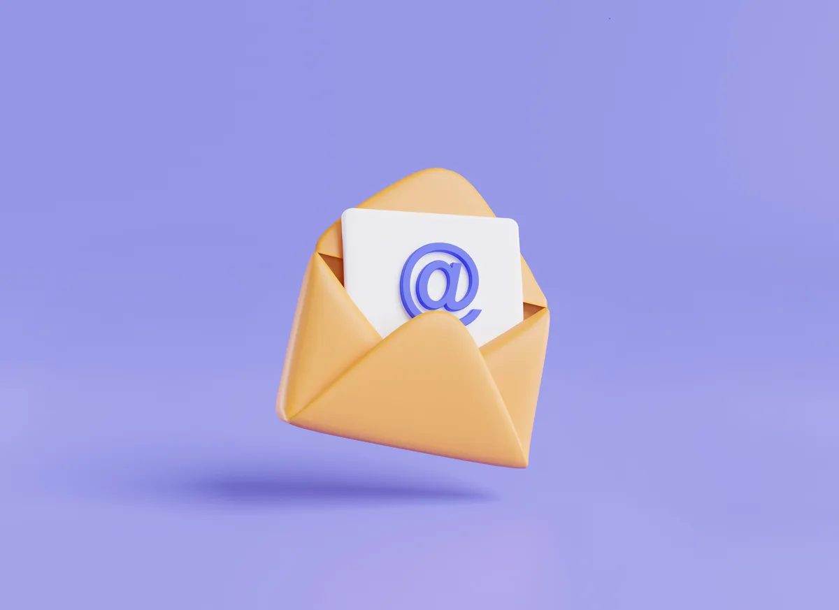 Enveloppe orange ouverte en 3D sur fond violet, avec une lettre blanche marquée d'un arobase bleu, illustrant la configuration des emails professionnels